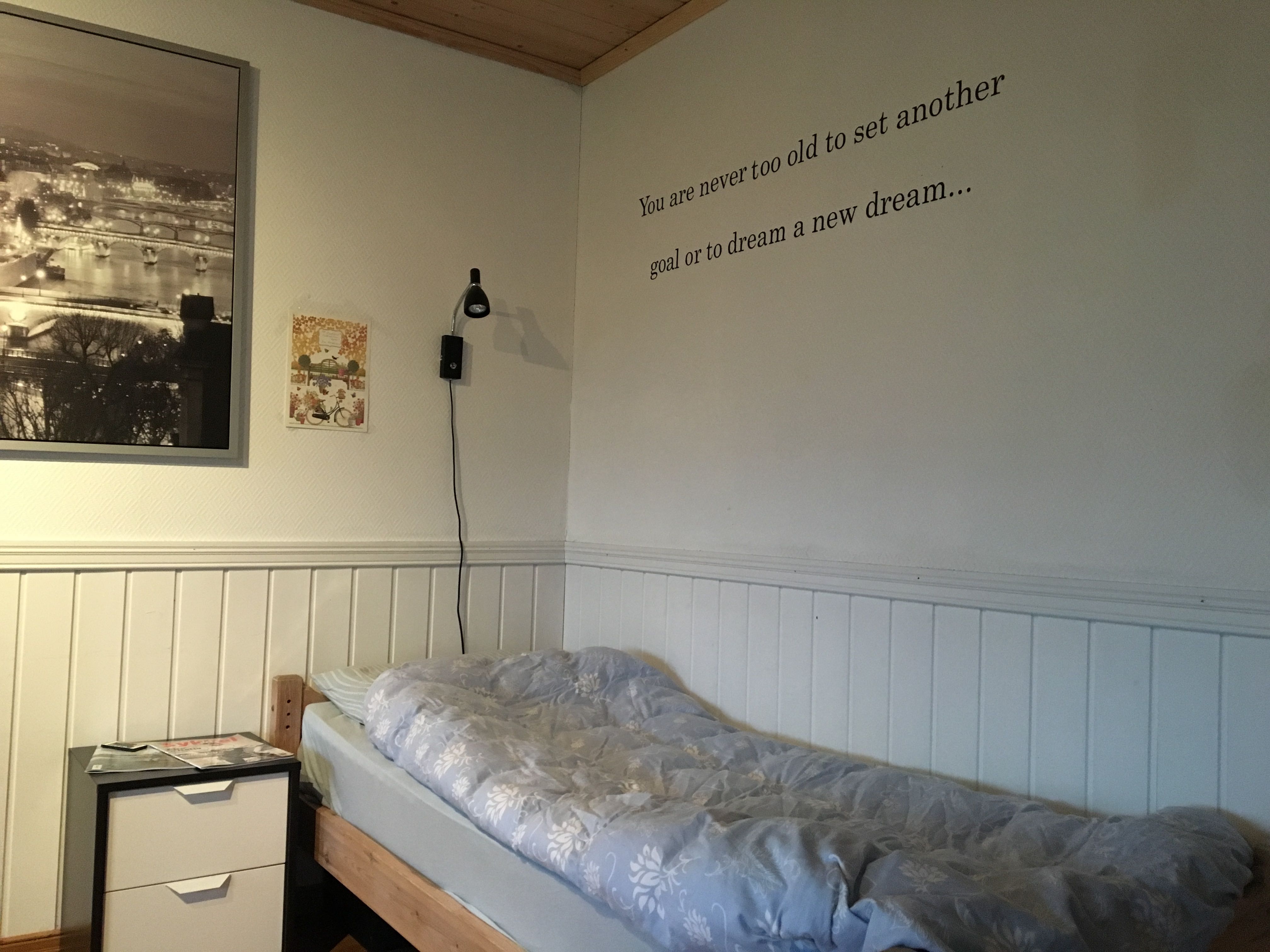 Motivasjons-setningen på veggen over sengen min. (Foto: ANDREAS)