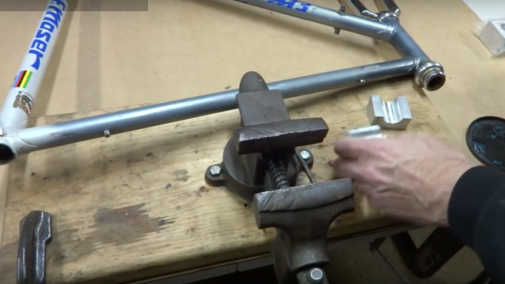 Video: Slik fjerner du bulker i gamle stålrammer