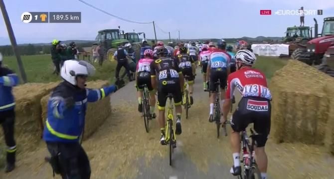Fullt kaos da demonstranter blokkerte Tour de France-etappe