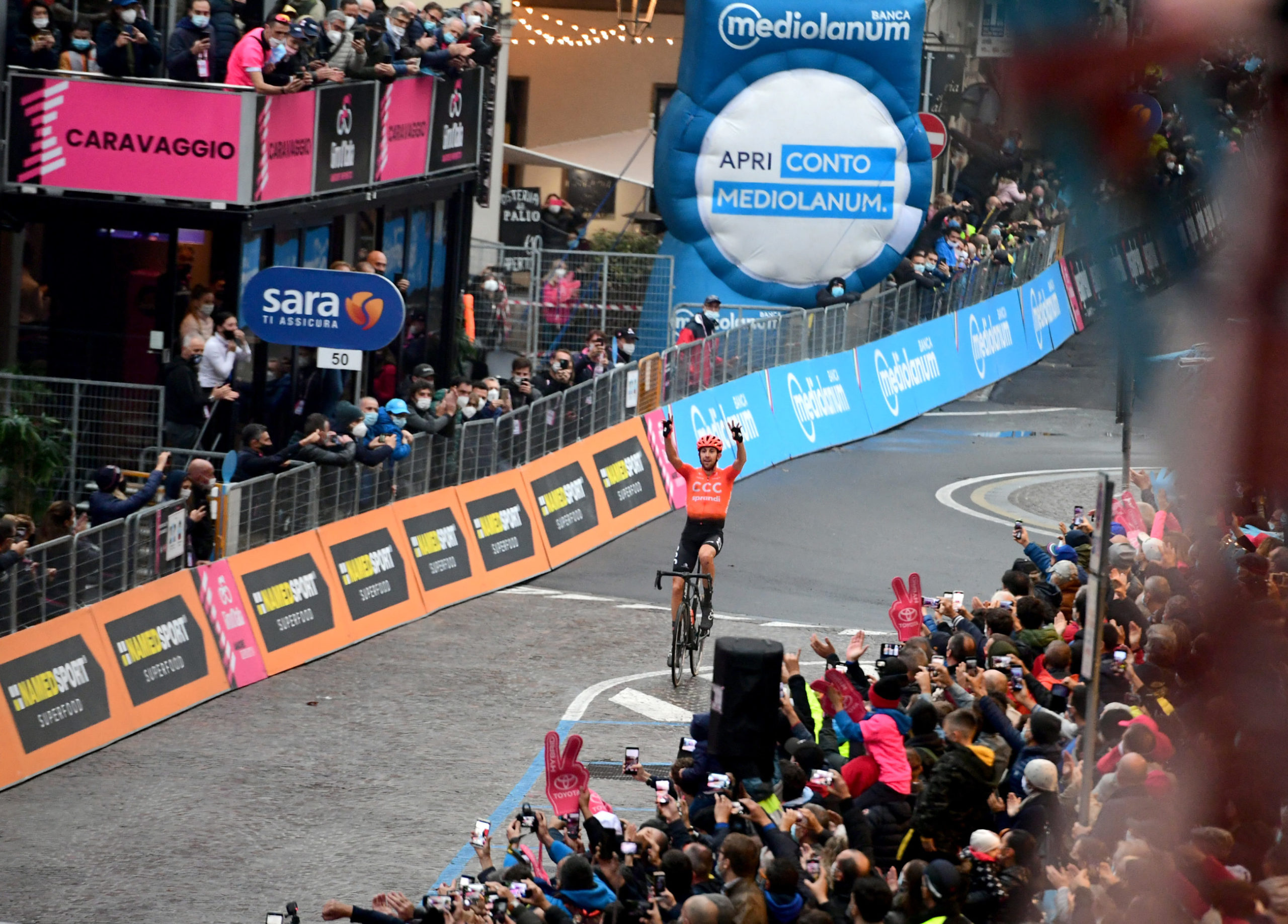 Nedkortet Giro-etappe vunnet etter solobrudd – rittsjefen raser